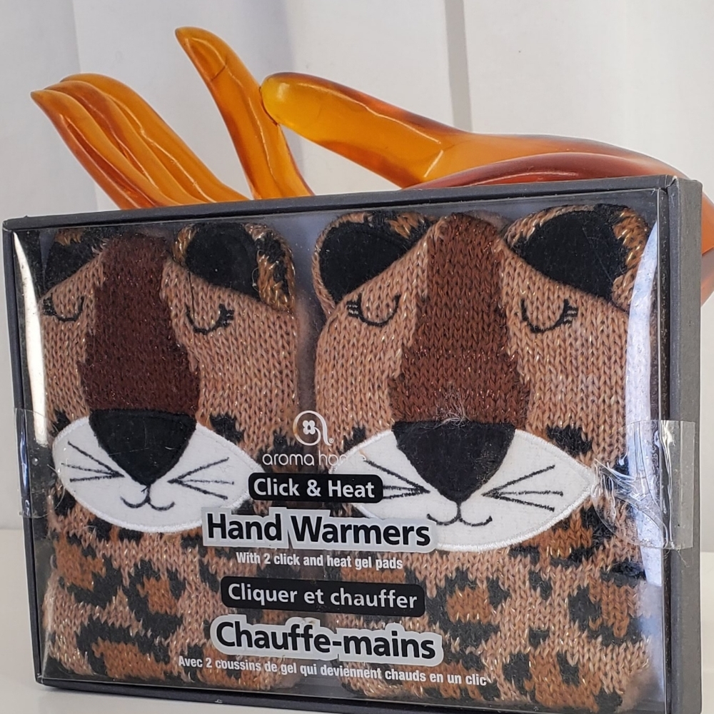 CHAUFFE-MAINS CLICK & HEAT LEOPARD HAND WARMERS. A CUTE & USEFUL GIFT. NIB$22.00